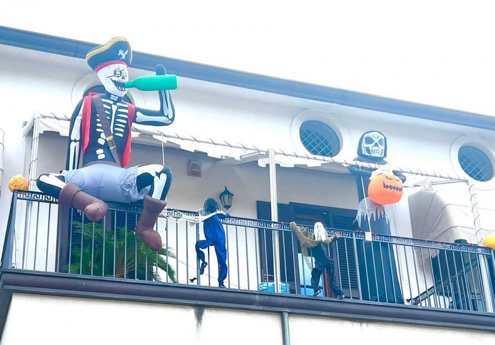 Halloween s'affaccia da un balcone a Palma Campania: in tanti accorrono per un selfie da brivido