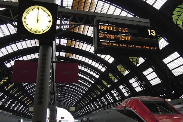 Otto pistole nuove nel trolley rosa, 37enne arrestato dai Carabinieri appena uscito dal treno