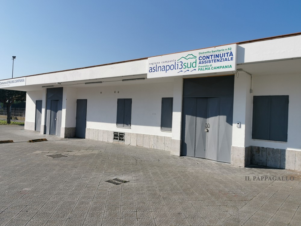 Pretendono farmaci senza ricetta e aggrediscono i medici