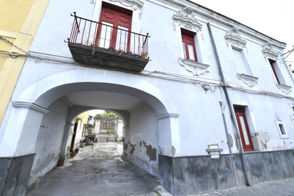 Il cinema stregato da Palazzo Rastelli: nuove riprese in vista dopo Gomorra