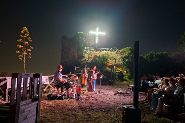 ESTATE A PALMA: BORGO CASTELLO GREMITO PER IL CONCERTO DEI GATOS DO MAR