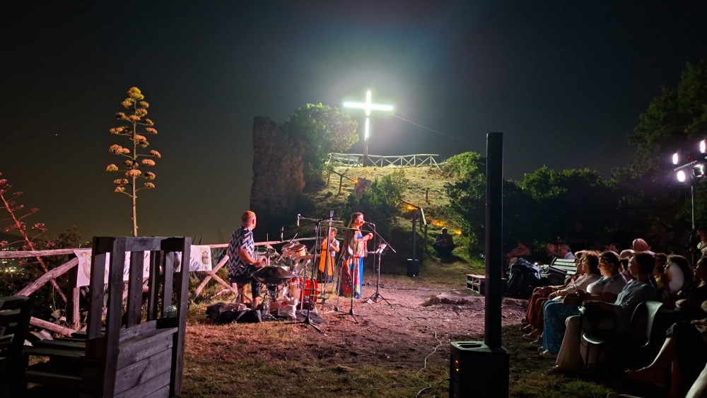 ESTATE A PALMA: BORGO CASTELLO GREMITO PER IL CONCERTO DEI GATOS DO MAR