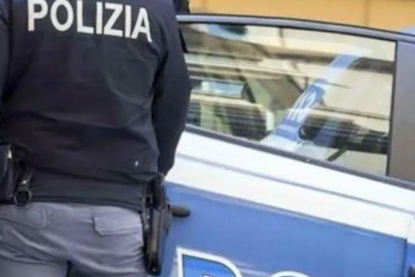 Furto di capi d'abbigliamento: Polizia denuncia due donne che avevano tentato il colpo al Vulcano Buono