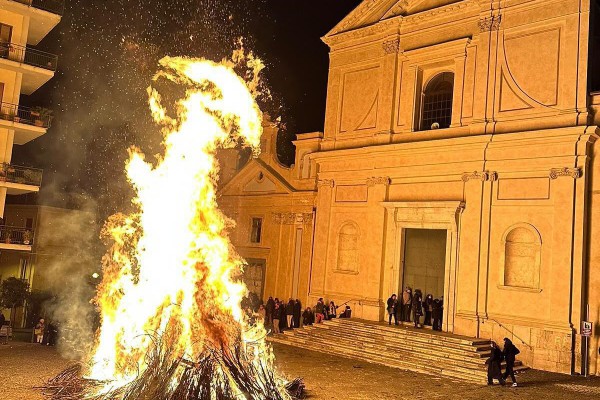 Sant’Antuono: fuocarone alla Parrocchia
