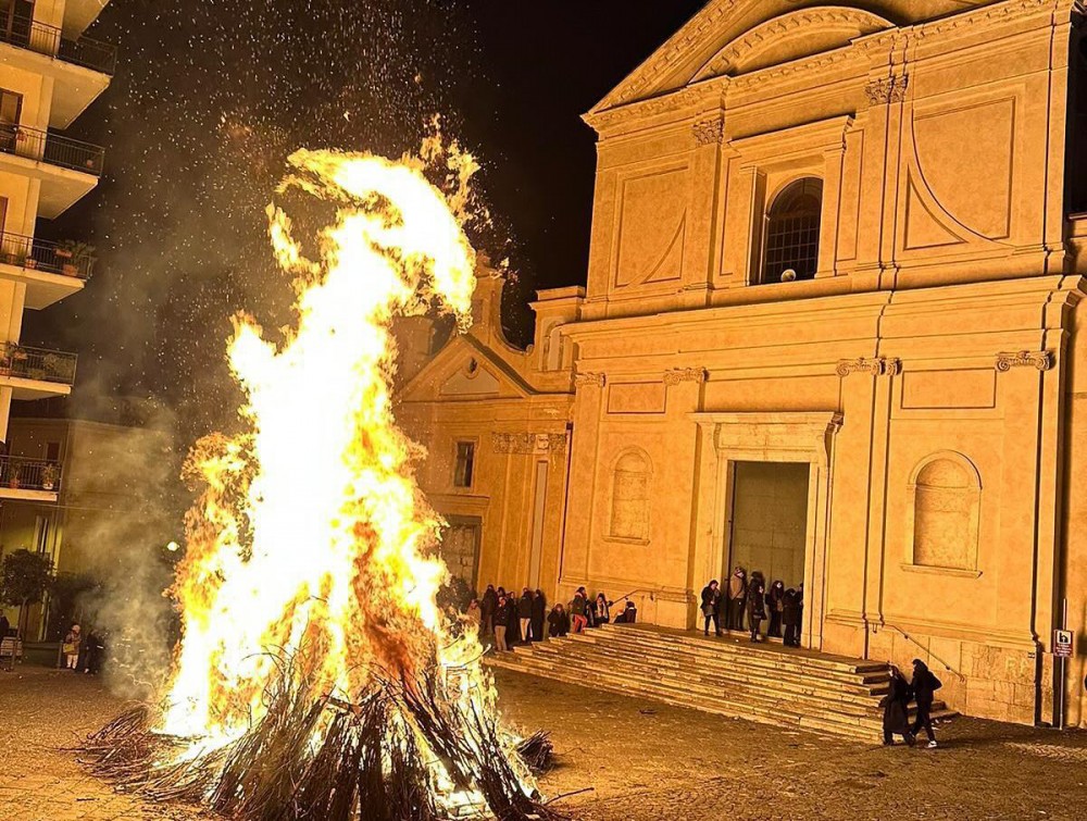 Sant’Antuono: fuocarone alla Parrocchia