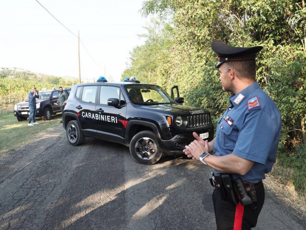 Sversano 200 litri di olio sul terreno: tre persone denunciate dai Carabinieri