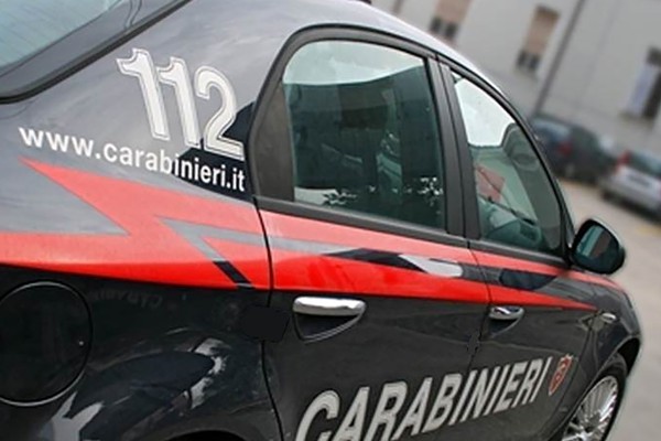 Sversano rifiuti in località Longola e aggrediscono madre e figlio che provano a fermarli. il piccolo rapinato del telefono. In 3 denunciati dai Carabinieri