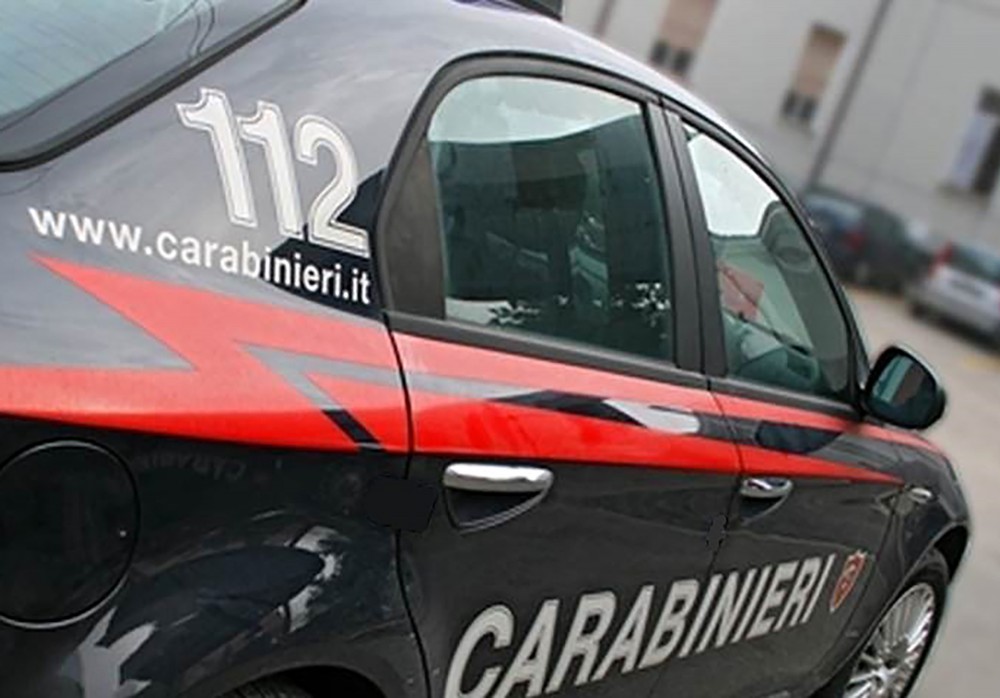 Sversano rifiuti in località Longola e aggrediscono madre e figlio che provano a fermarli. il piccolo rapinato del telefono. In 3 denunciati dai Carabinieri
