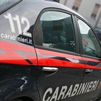 Sversano rifiuti in località Longola e aggrediscono madre e figlio che provano a fermarli. il piccolo rapinato del telefono. In 3 denunciati dai Carabinieri