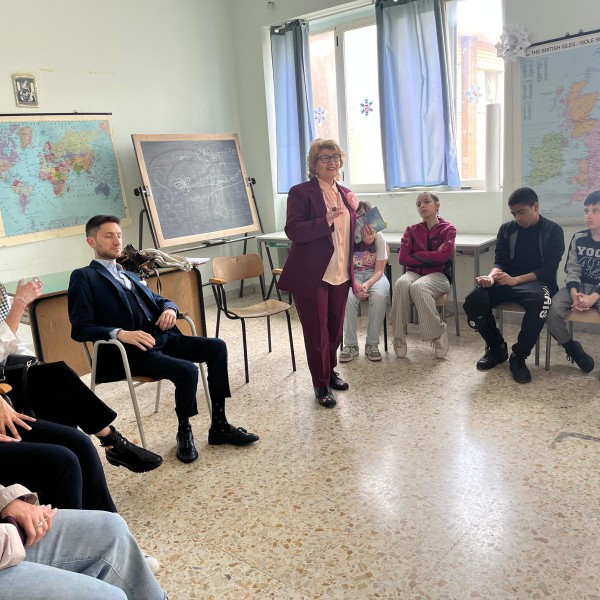 Un infinito mare carminio incanta i giovani dell'Istituto Comprensivo "Padre Arturo d'Onofrio": una giornata emozionante per Adelina Mauro a Casamarciano