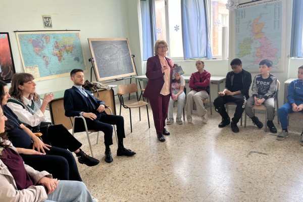 Un infinito mare carminio incanta i giovani dell'Istituto Comprensivo "Padre Arturo d'Onofrio": una giornata emozionante per Adelina Mauro a Casamarciano