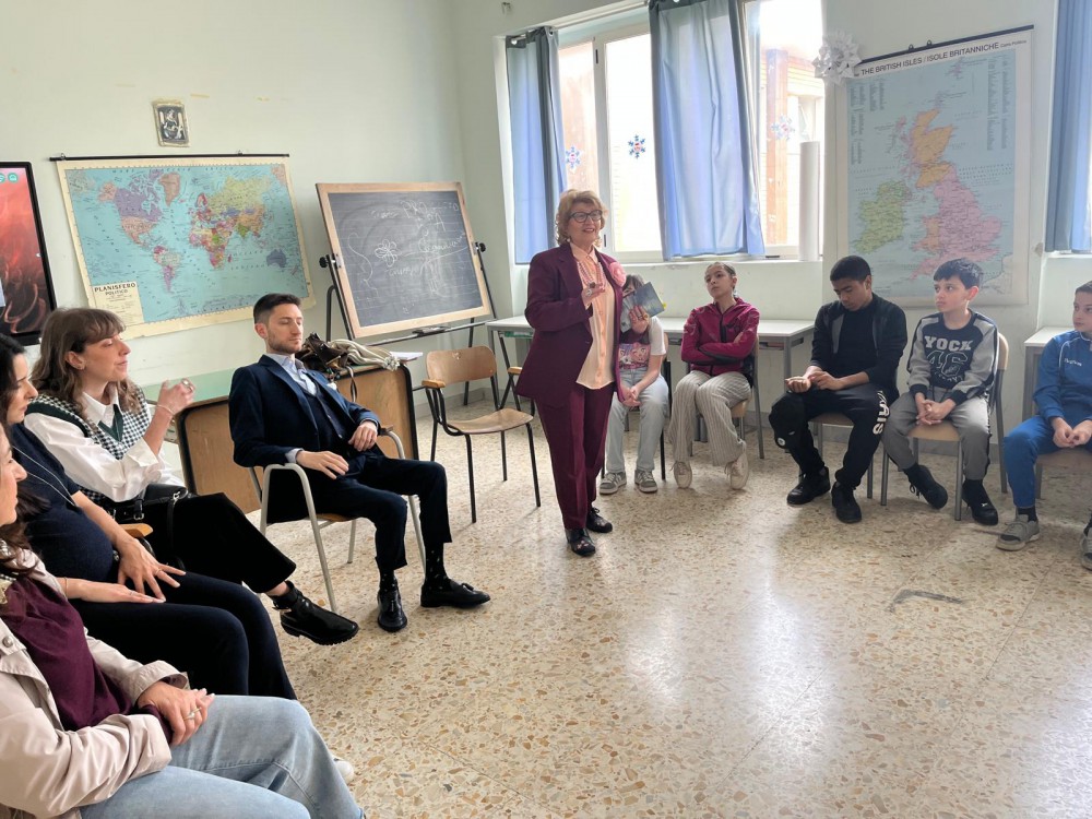 Un infinito mare carminio incanta i giovani dell'Istituto Comprensivo "Padre Arturo d'Onofrio": una giornata emozionante per Adelina Mauro a Casamarciano