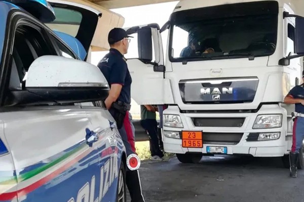 Rapinarono un Tir: la Polizia Stradale di Napoli recupera 90 lavatrici