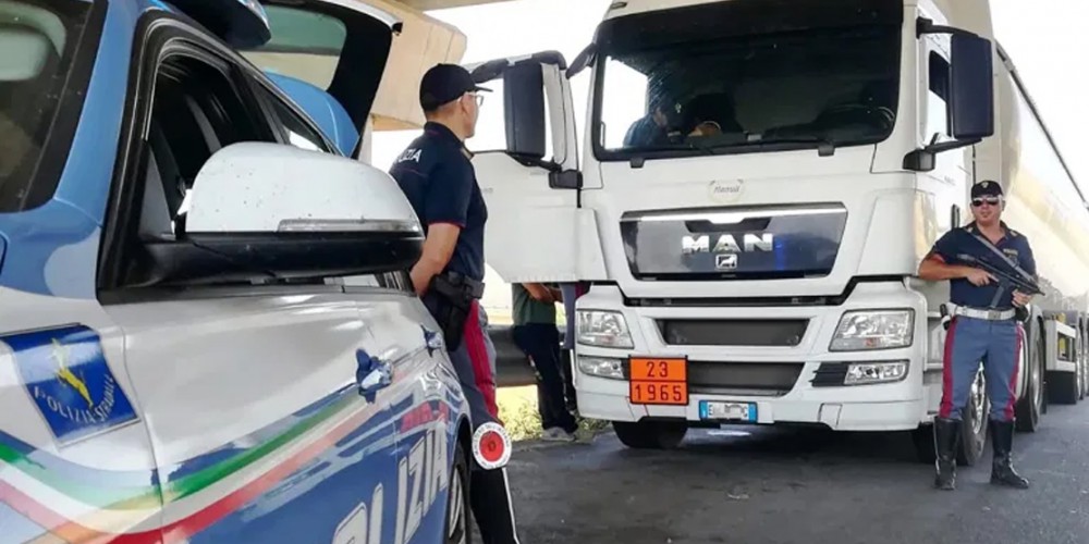 Rapinarono un Tir: la Polizia Stradale di Napoli recupera 90 lavatrici