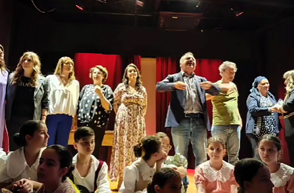 Dal teatro alla musica: la scuola "De Curtis" fa brillare i suoi talenti negli show di fine anno