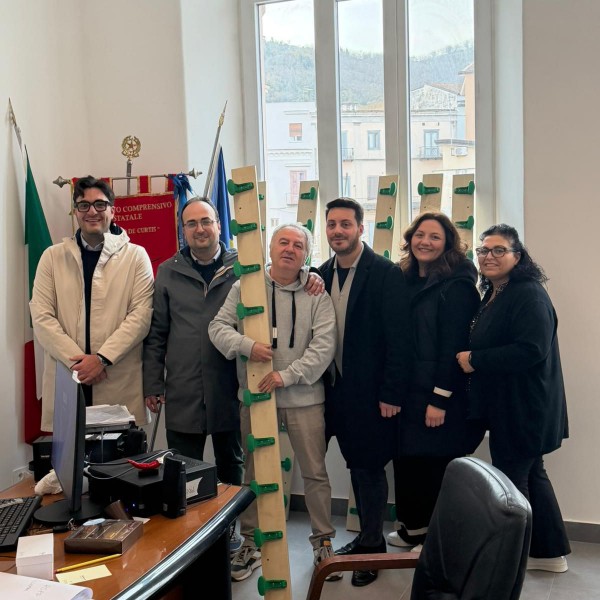 Mancano gli attaccapanni al nuovo palazzo scolastico: l'Opposizione ne dona trenta alla "De Curtis"