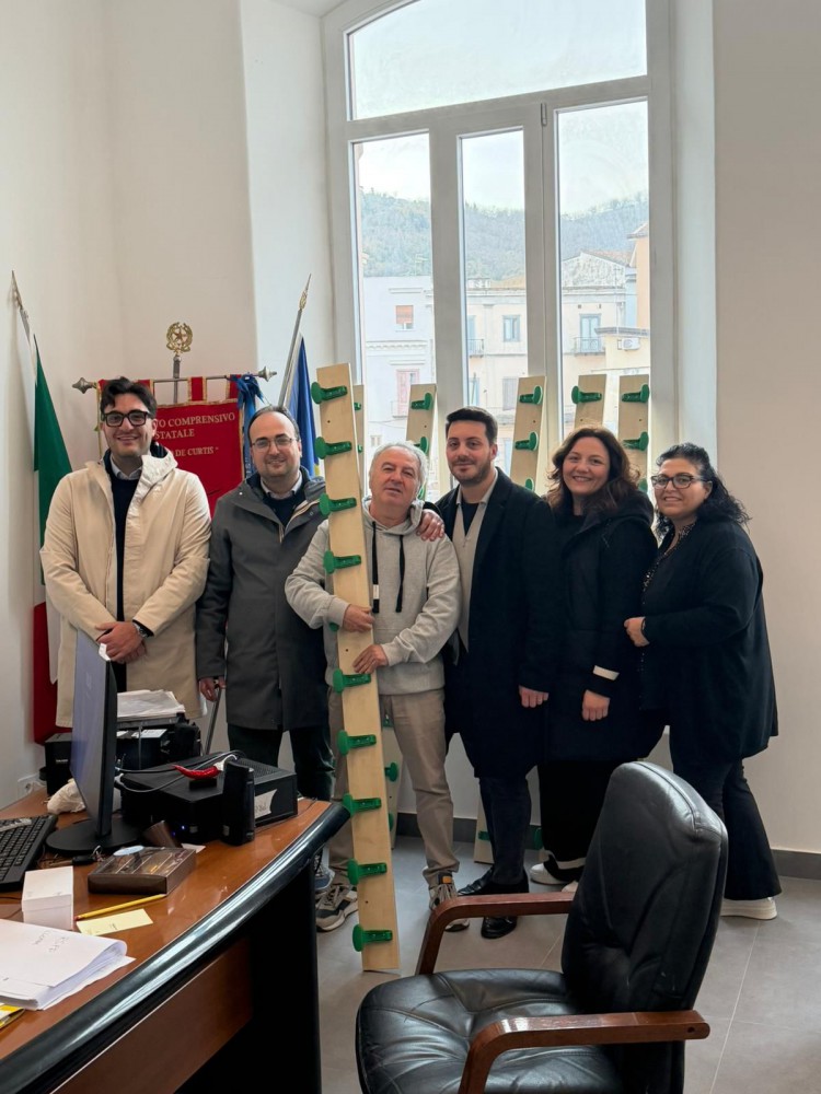 Mancano gli attaccapanni al nuovo palazzo scolastico: l'Opposizione ne dona trenta alla "De Curtis"