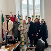 Mancano gli attaccapanni al nuovo palazzo scolastico: l'Opposizione ne dona trenta alla "De Curtis"