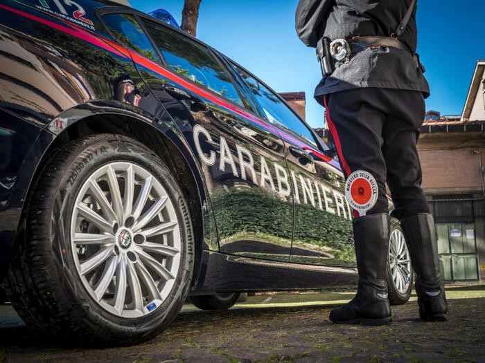 Prova a rapinare un minimarket. Carabinieri arrestano un 16enne
